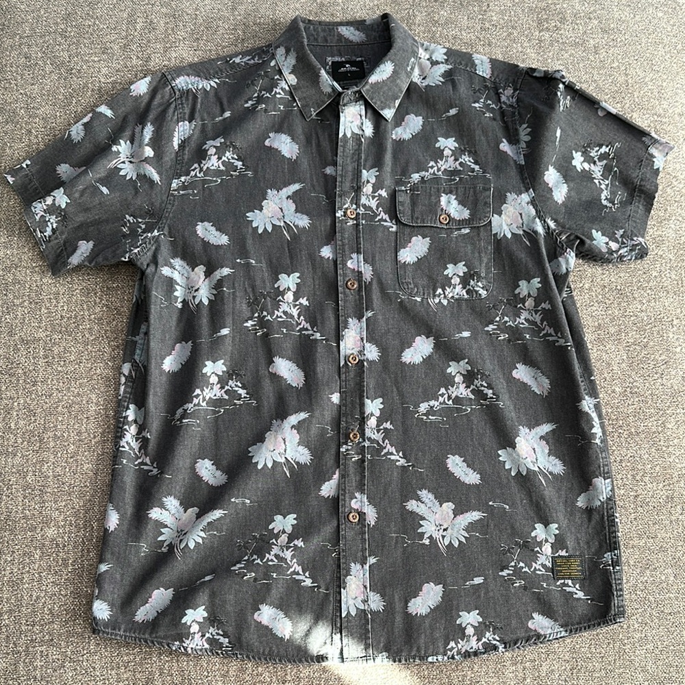 Men’s Rip Curl Black Floral Short Sleeve button down shirt. Size L